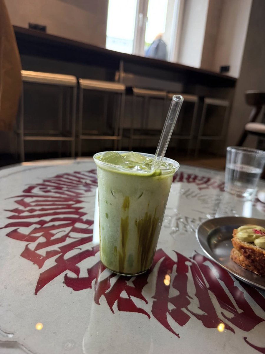 AliceRoseygpv's tweet photo. Laziness 🥛😂 https://t.co/fbUqeVnWMI