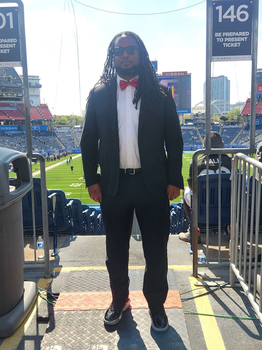 MikePatton82's tweet photo. Opening game for the Titans vs the Jets. 

Uncle Herman, I know you watching somewhere. 

Repping your colors today. 

#RestInParadise #TitanUp https://t.co/zEsiQQ9t3Z