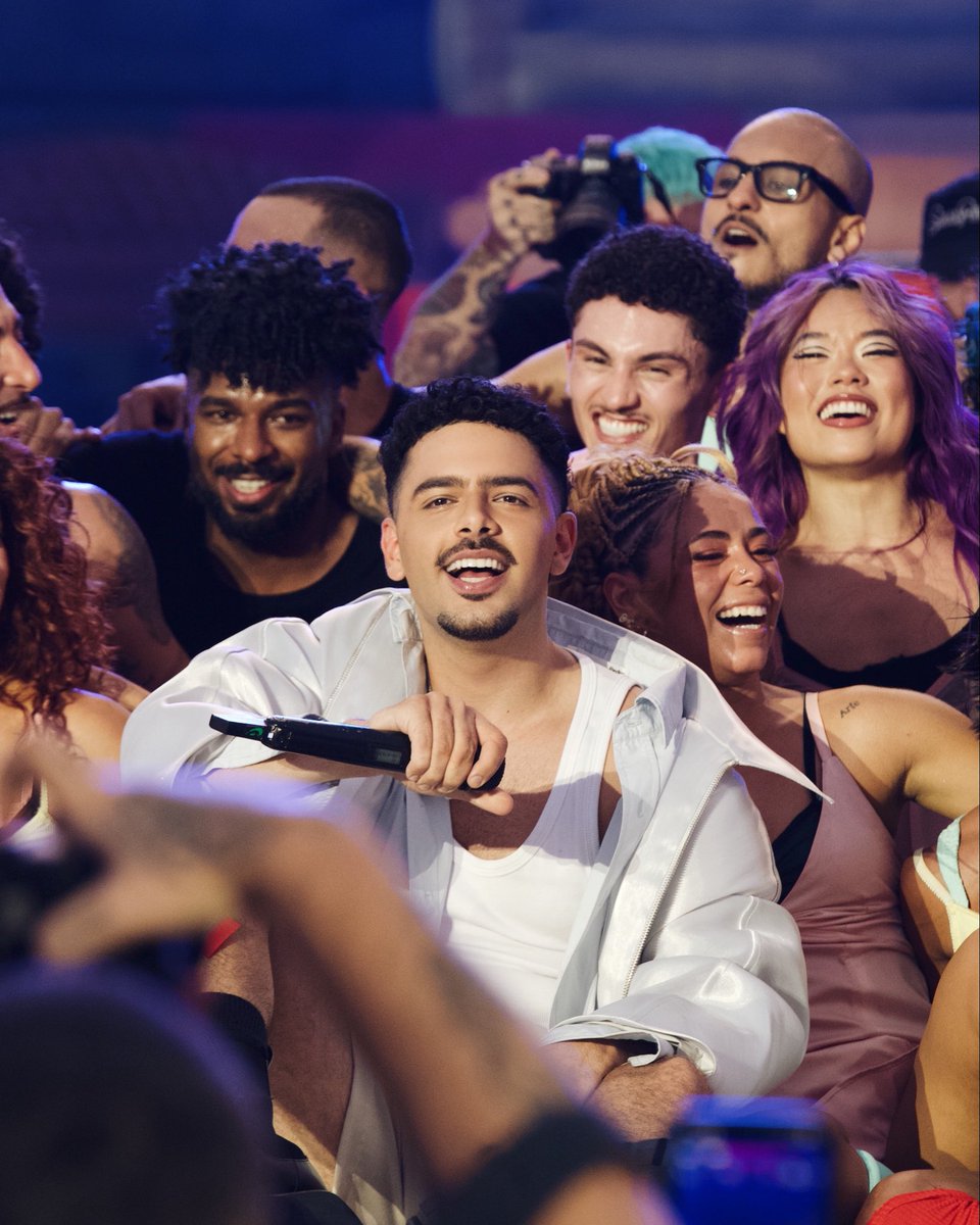 sampaiers's tweet photo. “Em um cenário sustentado pela beleza das cores dos sofás, Pedro Sampaio foi o K-pop de um homem só.” - O Globo sobre show de Pedro Sampaio no #RockInRio. https://t.co/MP0PvivvzC