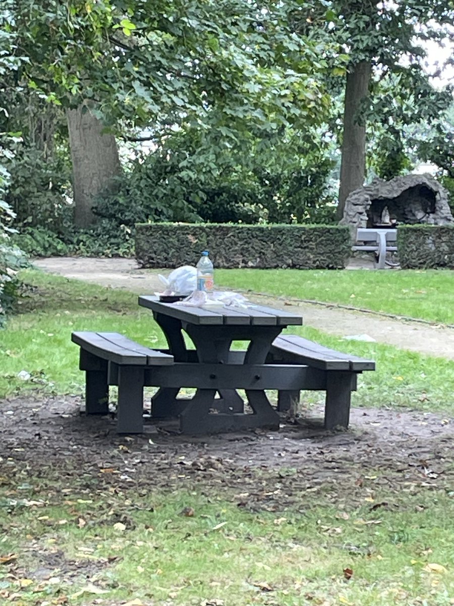 JohanOoms's tweet photo. Was โt lekker?
Super!
Wij ruimen wel af, geen probleem. ๐คจ
#opgeruimdstaatnetjes #smakelijk #sluikstort โ
#Beerse #zwerfvuil #opruimen #alstublieft https://t.co/y8dWWjRKEs