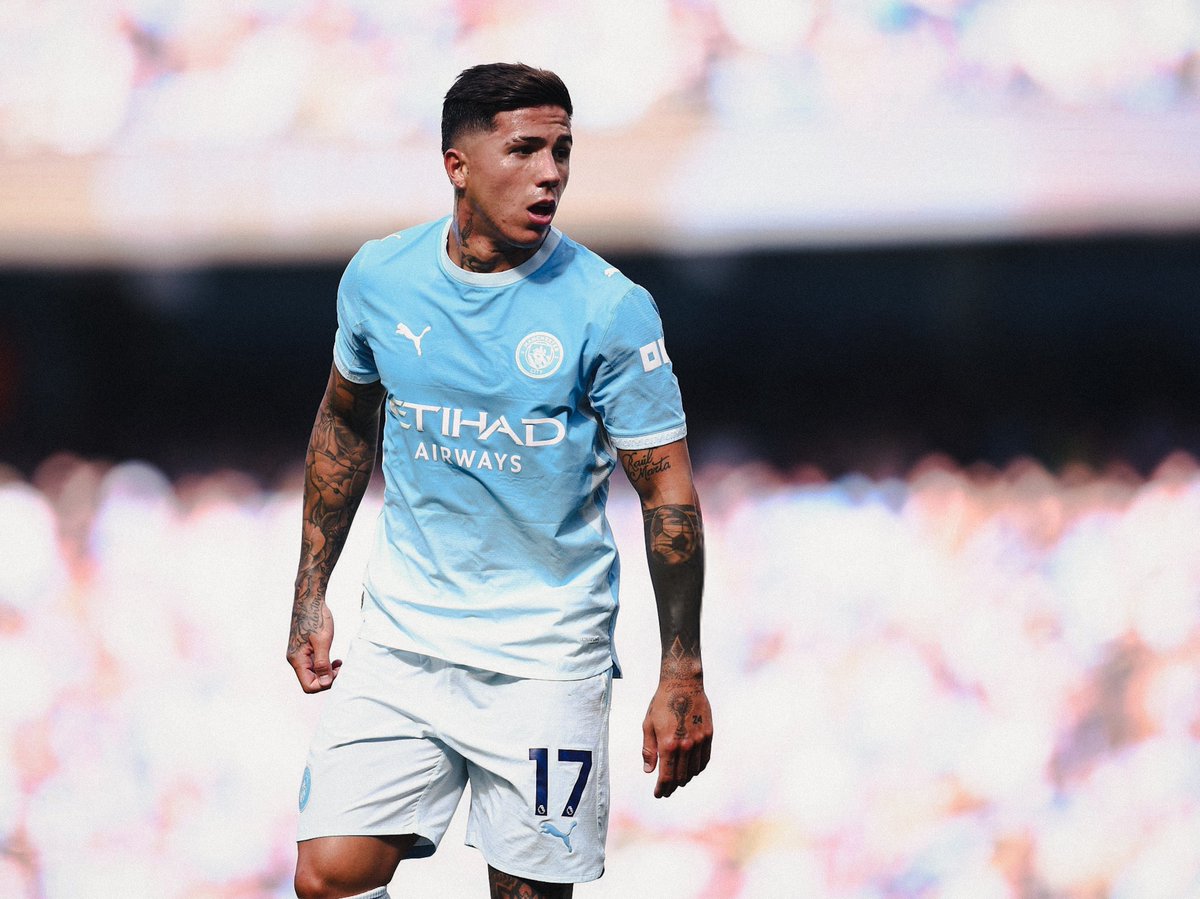 Footballtweet's tweet photo. ✅ Technically, one of the best midfielders in the Premier League. 

❌ Tactically, one of the worst midfielders in the Premier League. https://t.co/hv1LY1AlA2