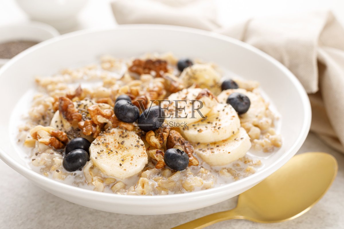 aislm899508's tweet photo. Trying my go-to cozy weekday breakfast: creamy oatmeal topped with fresh blueberries and a sprinkle of chia seeds! Quick, filling and so tasty. ， https://t.co/DRQNoe8AiM