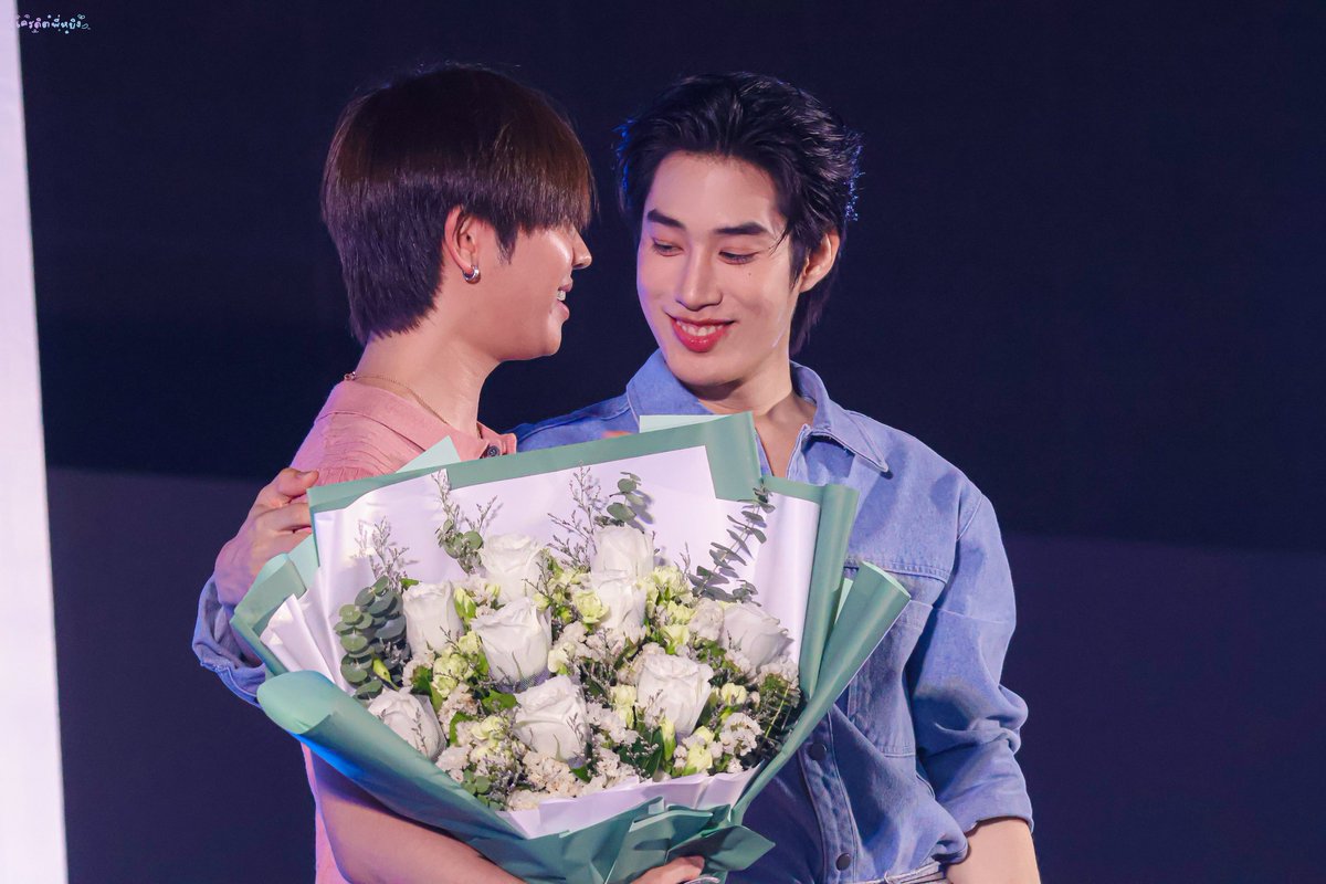 yyying_yy's tweet photo. 2026.09.13 | #TLE_mtm #Firston𝗲 #TleFirston𝗲 

งุ้งงิ้งกันอยู่สองคนแต่เขินทั้งฮอลล์อะ อิ่มล้นความหวานบนเวทีเกิ้นนนนน~ 
 
TLE TURNS 28th
#28thMatimunBD
#HappyTleday https://t.co/Tepu1e27ki