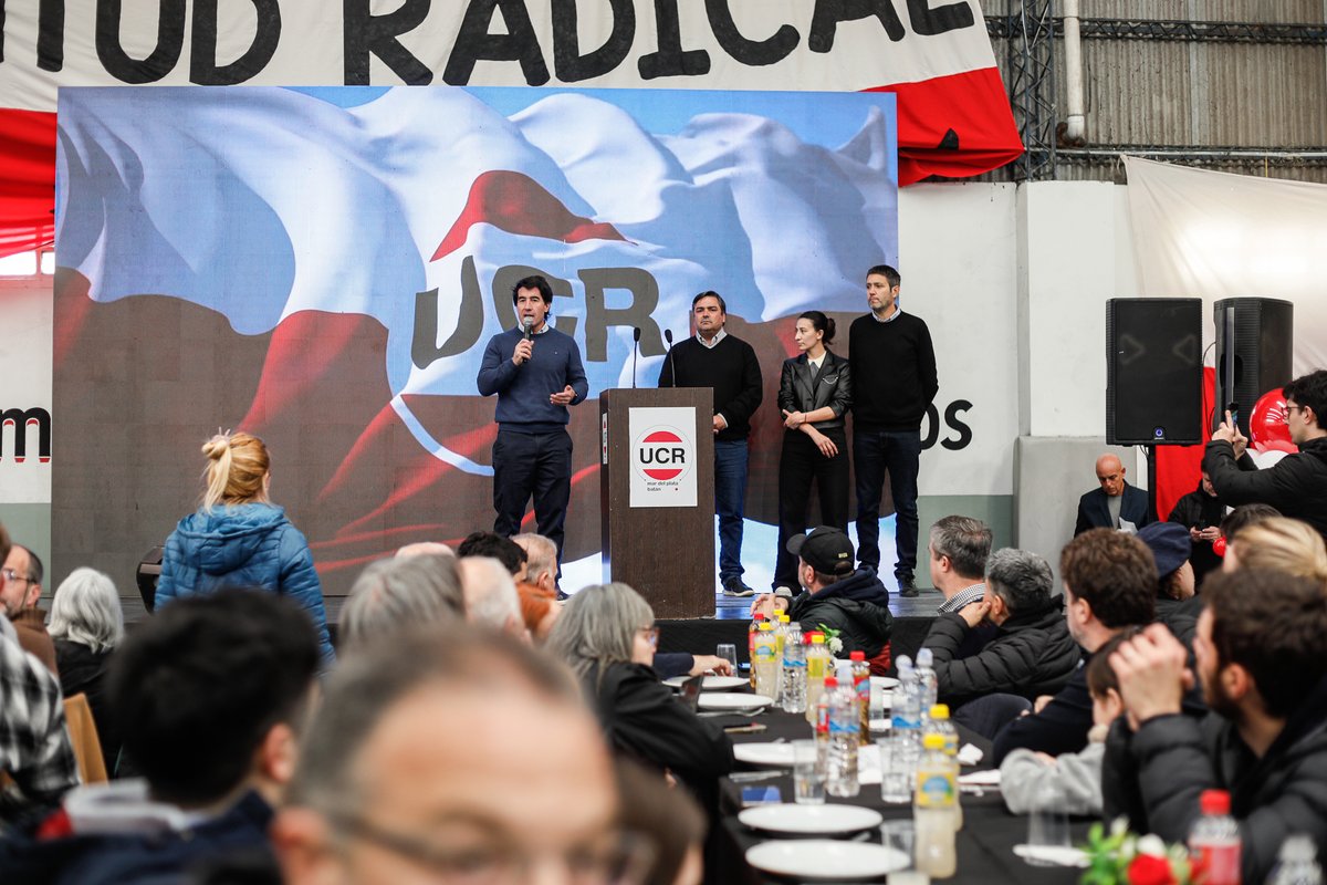 UCRBuenosAires's tweet photo. RADICALISMO EN MARCHA | MAR DEL PLATA-BATÁN

@EmiBalbin y @MatiasCivale acompañaron la asunción de autoridades de la UCR y JR ante más de 1.500 militantes.
@MaxiAbad cerró el encuentro: “Mar del Plata tiene que ser motor del desarrollo de la Provincia”

Lo mejor está por venir 🇵🇱 https://t.co/3IdCNgLphM