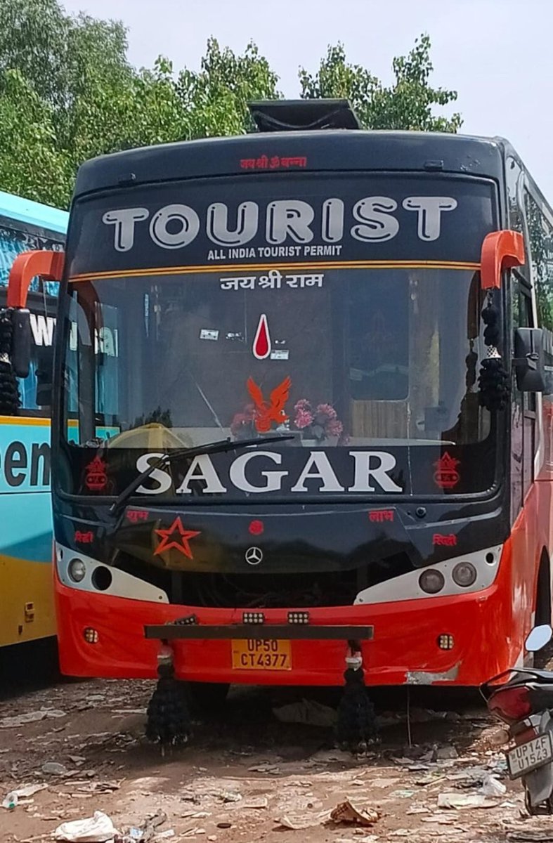 VBN_DIGITAL's tweet photo. पुरानी दिल्ली रेलवे स्टेशन के सामने 'दंगल मैदान': डग्गामार बसों का अवैध अड्डा बनी पार्किंग, कहीं ट्रैफिक पुलिस की सांठगांठ तो नहीं?
राजधानी दिल्ली के अति-व्यस्त कोतवाली सर्कल स्थित पुरानी दिल्ली रेलवे स्टेशन के ठीक सामने बना 'दंगल मैदान पार्किंग' इन दिनों अवैध और डग्गामार बसों का प्रमुख गढ़ बन चुका है। पार्किंग की आड़ में दिन-रात बेधड़क चल रहे इस अवैध बस अड्डे के कारण पूरा क्षेत्र भयं��र यातायात जाम, अव्यवस्था और आम जनता के लिए भारी परेशानी का सबब बना हुआ है।
पुलिस की छत्रछाया और नियमों की धज्जियां
सूत्रों की मानें तो इस पूरे अवैध कारोबार को स्थानीय ट्रैफिक पुलिसकर्मियों और परिवहन विभाग के कुछ कर्मचारियों का कथित संरक्षण प्राप्त है। उत्तर प्रदेश, उत्तराखंड और अन्य पड़ोसी राज्यों से आने वाली बिना परमिट, ओवरलोडेड और नियम-कायदों को ताक पर रखने वाली डग्गामार बसें 'सेटअप' के तहत रोजाना दिल्ली की सीमाओं में प्रवेश करती हैं। दंगल मैदान पार्किंग को इन बसों के स्थाई पिक-अप और ड्रॉप पॉइंट के रूप में इस्तेमाल किया जा रहा है।
स्टेशन के आसपास हर समय हजारों यात्रियों और वाहनों की आवाजाही रहती है। ऐसे में दंगल मैदान के बाहर इन बसों के बेतरतीब खड़े होने, सड़क पर ही सवारियां भरने और उतारने के कारण चांदनी चौक, एसपी मुखर्जी मार्ग और आसपास ��े तमाम रास्तों पर घंटों लंबा जाम लगा रहता है। इमरजेंसी वाहनों और रेलवे स्टेशन पहुंचने वाले यात्रियों को भारी मशक्कत करनी पड़ती है।
बिना वैध व्यावसायिक परमिट और टैक्स चुकाए चलने वाली ये बसें दिल्ली सरकार के राजस्व को बड़ा नुकसान पहुंचा रही हैं।
सुरक्षा की दृष्टि से बेहद संवेदनशील माने जाने वाले पुरानी दिल्ली रेलवे स्टेशन के पास बिना किसी जांच-पड़ताल और रिकॉर्ड के चल रहीं ये बसें किसी बड���ी सुरक्षा चूक का कारण बन सकती हैं।
क्षेत्रीय निवासियों और दैनिक ��ात्रियों ने उपराज्यपाल, दिल्ली पुलिस आयुक्त और परिवहन विभाग से इस मामले में तुरंत कड़ा संज्ञान लेने की मांग की है। लोगों का कहना है कि दंगल मैदान पार्किंग की आड़ में चल रहे इस खेल की निष्पक्ष जांच होनी चाहिए और इसमें संलिप्त पुलिसकर्मियों व भू-माफियाओं/ट्रैवल ऑपरेटरों पर सख्त कानूनी कार्रवाई की जानी चाहिए। @dtptraffic @SplCPTrafficDel @DelhiPolice @dtchq_delhi @LtGovDelhi @DPCC_Pollution @CPCB_OFFICIAL