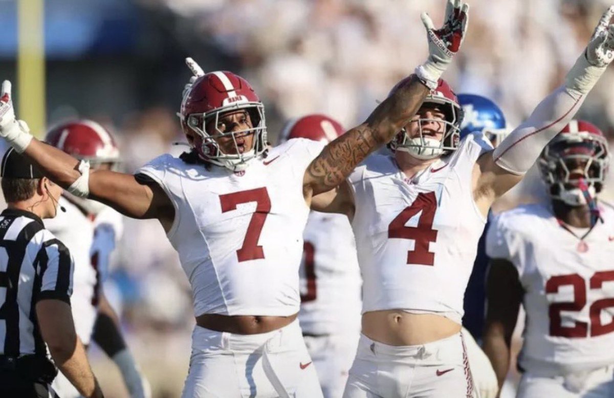 itsjustbam3's tweet photo. Best ILB duo in the country https://t.co/sdzPY9RZLK