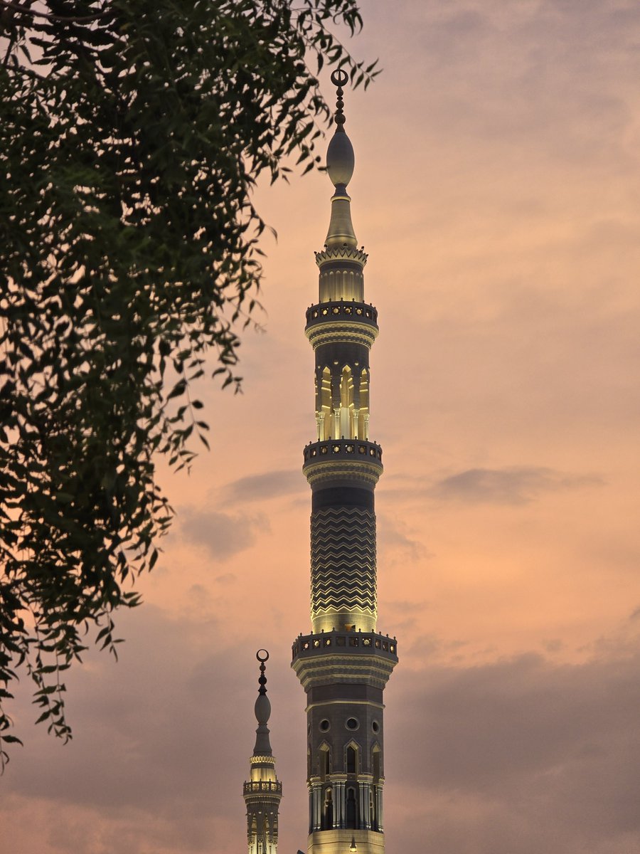 sukkaryeater's tweet photo. The sunsets again... no words can do it justice

#madinah https://t.co/eptcFGtaw4