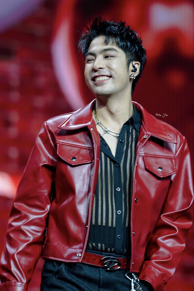shin_jin's tweet photo. ยิ้มน่ารักมากกกก.
#SOTUS10thYearConcertD2
#chaaitee https://t.co/nMGtM9s1bw