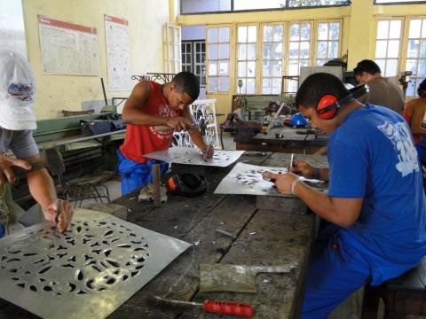 YunielLabacena's tweet photo. Fidel lo dijo desde el mismo triunfo de la Revolución:

"La hora es de trabajar sin miedos ni temores, la hora es de trabajar sin desconfianzas ni dudas, de trabajar todos, de trabajar todos los cubanos sin excepción; de trabajar todos por el bien de todos".

#100AñosConFidel https://t.co/3BdI7SE9hW