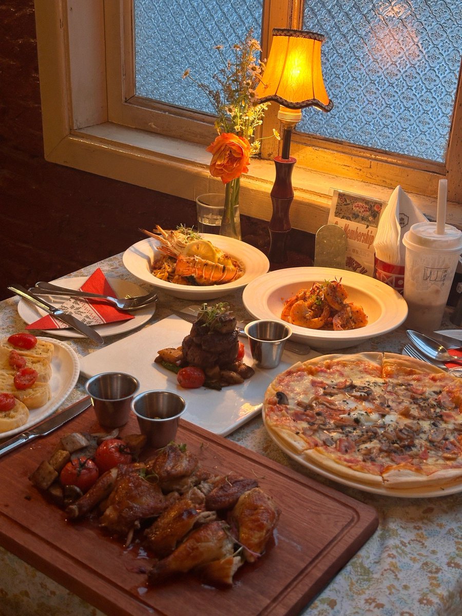 DarnellPetiu's tweet photo. [Just finished a cozy pizza night with my two favorite people—laughter that fills the whole tiny apartment and crumbs that taste like pure joy. Life’s simplest wins are always here, right]， https://t.co/DU4Osf1CUe