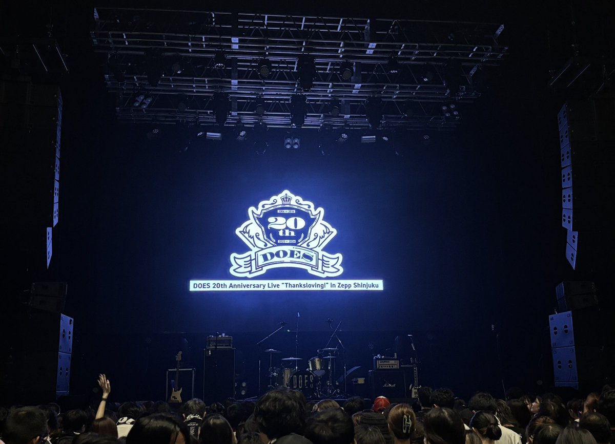 12162E495C1ACF3's tweet photo. 还是来了DOES20周年live,3个半小时,中场休息放了好多照片,调设备时候也聊了好多天,好喜欢这种离得很近的live。Zepp舞台灯光太棒了,每个人的脸都能看清。喜欢的歌听得蹦得都很开心,还听了新曲。去年北京专场黄了今年是我第一次听专场,下次一定啊!
20周年おめでとう🎉
#DOES20th #Thanksloving https://t.co/cLCqNR9Pv1