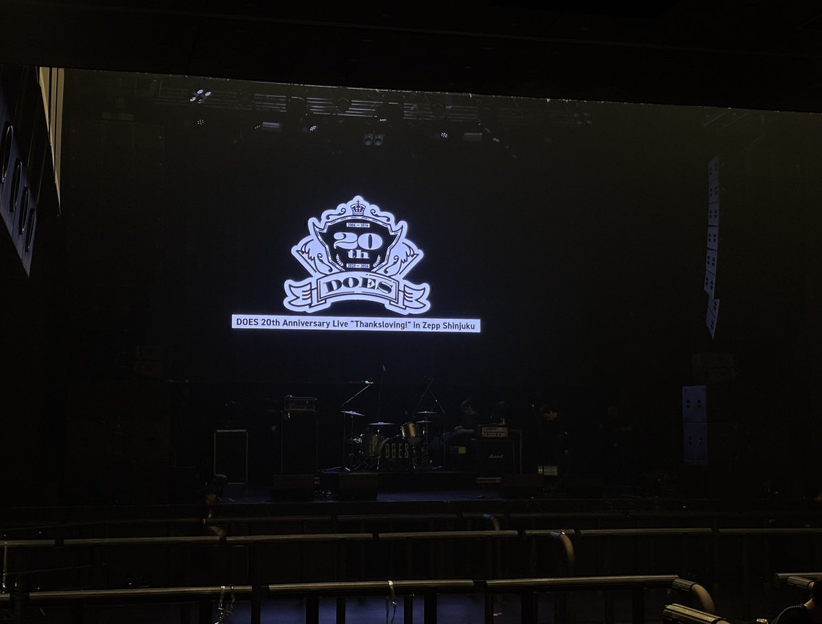 12162E495C1ACF3's tweet photo. 还是来了DOES20周年live,3个半小时,中场休息放了好多照片,调设备时候也聊了好多天,好喜欢这种离得很近的live。Zepp舞台灯光太棒了,每个人的脸都能看清。喜欢的歌听得蹦得都很开心,还听了新曲。去年北京专场黄了今年是我第一次听专场,下次一定啊!
20周年おめでとう🎉
#DOES20th #Thanksloving https://t.co/cLCqNR9Pv1