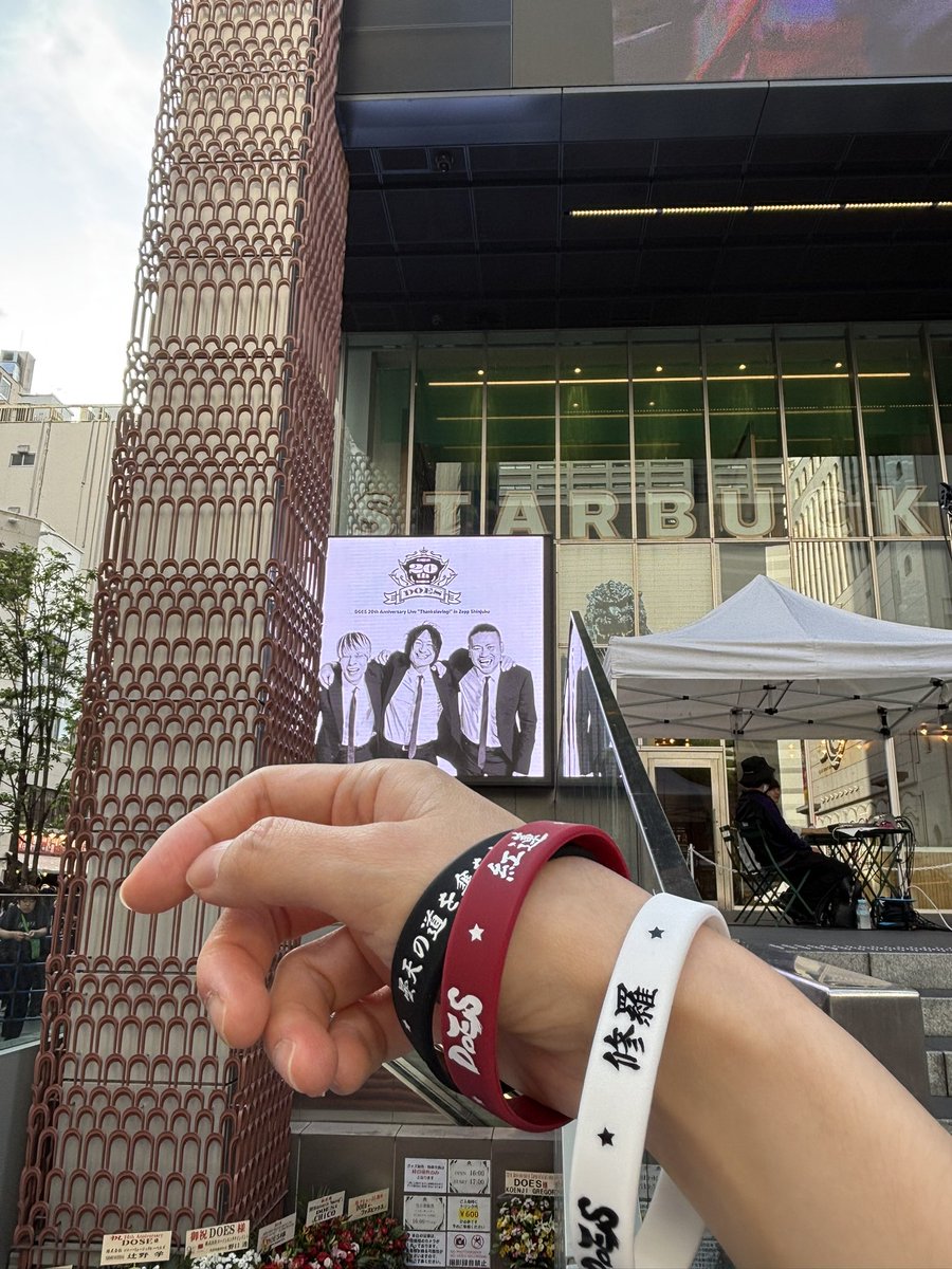 12162E495C1ACF3's tweet photo. 还是来了DOES20周年live,3个半小时,中场休息放了好多照片,调设备时候也聊了好多天,好喜欢这种离得很近的live。Zepp舞台灯光太棒了,每个人的脸都能看清。喜欢的歌听得蹦得都很开心,还听了新曲。去年北京专场黄了今年是我第一次听专场,下次一定啊!
20周年おめでとう🎉
#DOES20th #Thanksloving https://t.co/cLCqNR9Pv1