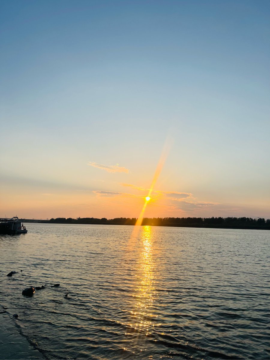 EvaVosefn4u's tweet photo. Join our campus photography club’s sunset shoot at the West Lake this Saturday! Bring your camera, meet new photography lovers, and capture stunning golden-hour shots—sign up via the link in our bio! https://t.co/Ib1JC1duG6
