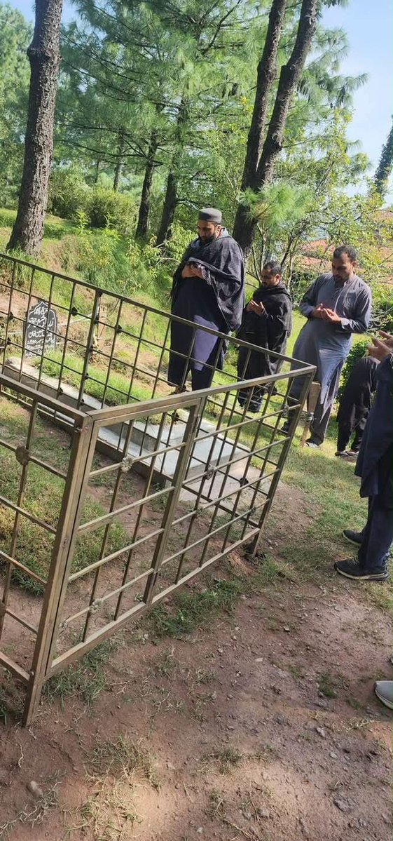 Ajk_Updates_'s tweet photo. ممبران جموں کشمیر جوائنٹ عوامی ایکشن کمیٹی سردار عمر نذیر کشمیری اور چوہدری امتیاز اسلم کی نقاش شہید کی قبر پر فاتحہ خوانی اور اہل خانہ سے اظہار تعزیت:

پاکستانی زیر انتظام جموں کشمیر میں فورسز نے پُرامن ، نہتے نوجوانوں پر گولیاں چلا کر بوڑھے والدین سے بڑھاپے کے سہارے، عورتوں کے سہاگ اور بچوں کے سروں سے دست شفقت چھینے- اس ظُلم، جبر کا حساب ہو گا- شہداء کے لہو کی قسم اللہ کی ذات کے علاوہ کسی طاقت کے آگے سرنگوں نہیں ہوں گے-