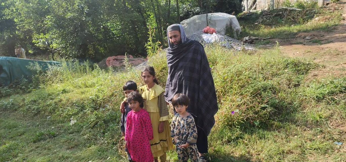 Ajk_Updates_'s tweet photo. ممبران جموں کشمیر جوائنٹ عوامی ایکشن کمیٹی سردار عمر نذیر کشمیری اور چوہدری امتیاز اسلم کی نقاش شہید کی قبر پر فاتحہ خوانی اور اہل خانہ سے اظہار تعزیت:

پاکستانی زیر انتظام جموں کشمیر میں فورسز نے پُرامن ، نہتے نوجوانوں پر گولیاں چلا کر بوڑھے والدین سے بڑھاپے کے سہارے، عورتوں کے سہاگ اور بچوں کے سروں سے دست شفقت چھینے- اس ظُلم، جبر کا حساب ہو گا- شہداء کے لہو کی قسم اللہ کی ذات کے علاوہ کسی طاقت کے آگے سرنگوں نہیں ہوں گے-