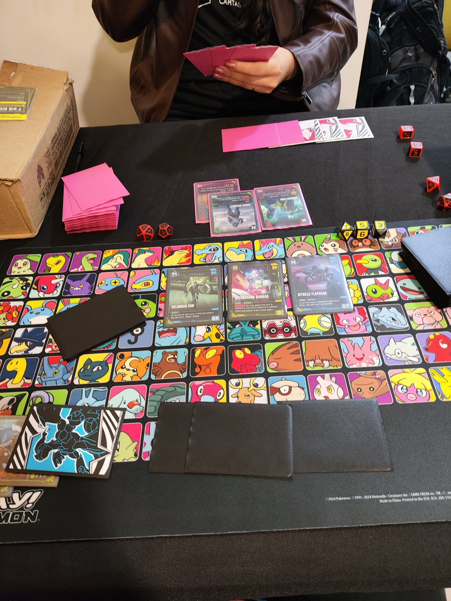 oMrWesLee's tweet photo. Dia de ensinar Cyberpunk TCG
#CTCG https://t.co/nZ8pr9twPy
