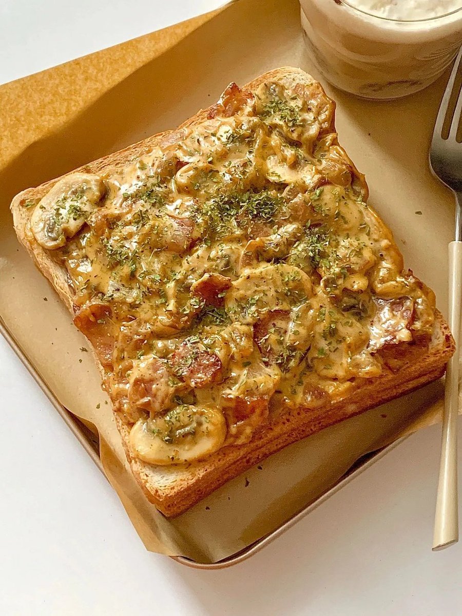 aelld136210's tweet photo. Just whipped up a 15-min garlic butter mushroom toast – crispy sourdough, creamy garlicky sauce, and a sprinkle of parsley. Perfect lazy weekend breakfast!， https://t.co/P3zD9FcEXa