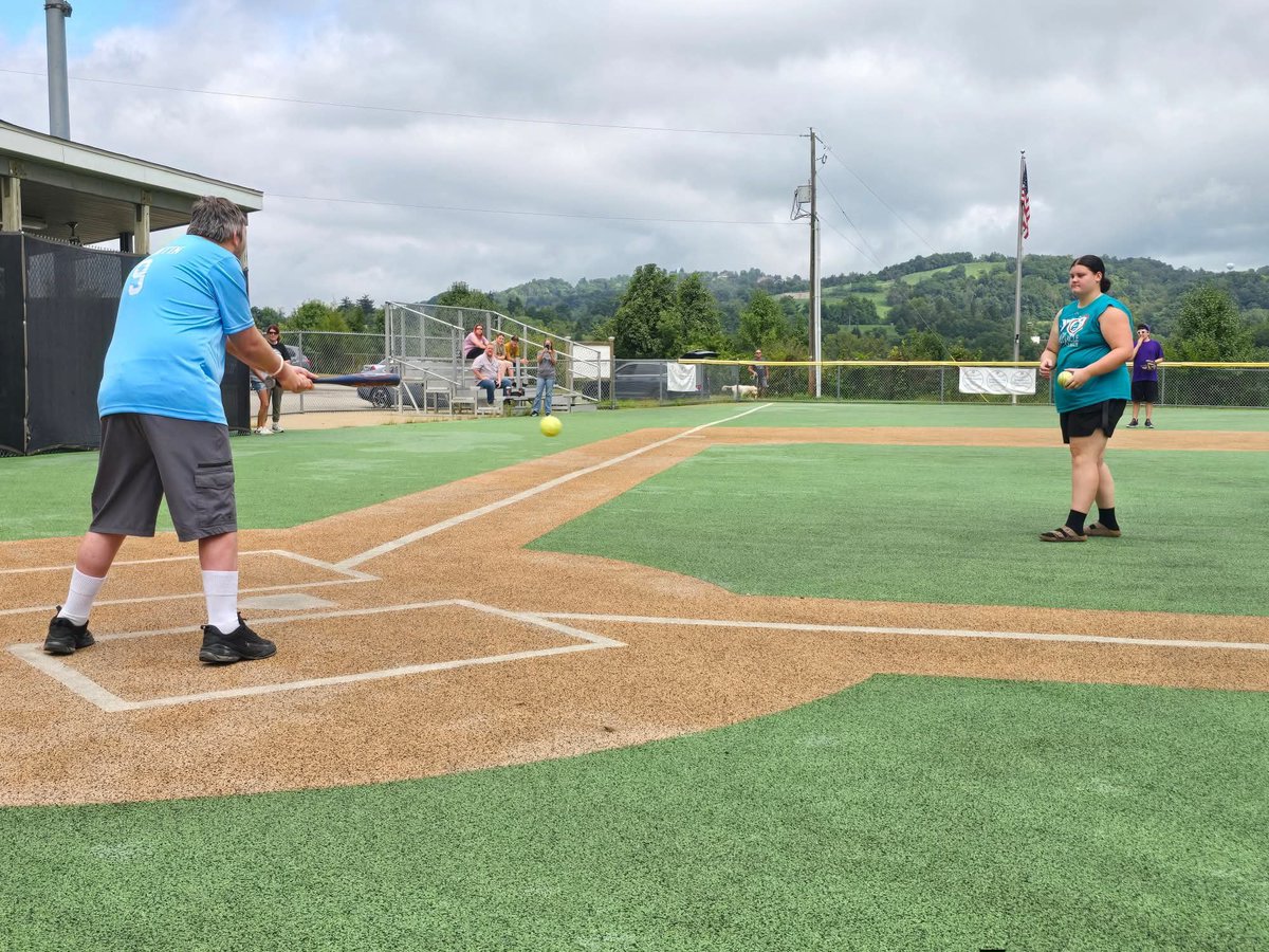 MApplegarth2027's tweet photo. Gave up alot of hits and a few HR's today, and loved every one of them.  Another great weekend with the most amazing athletes on 🌎.   #miracleleauge #softball https://t.co/dWHH8tOGd9
