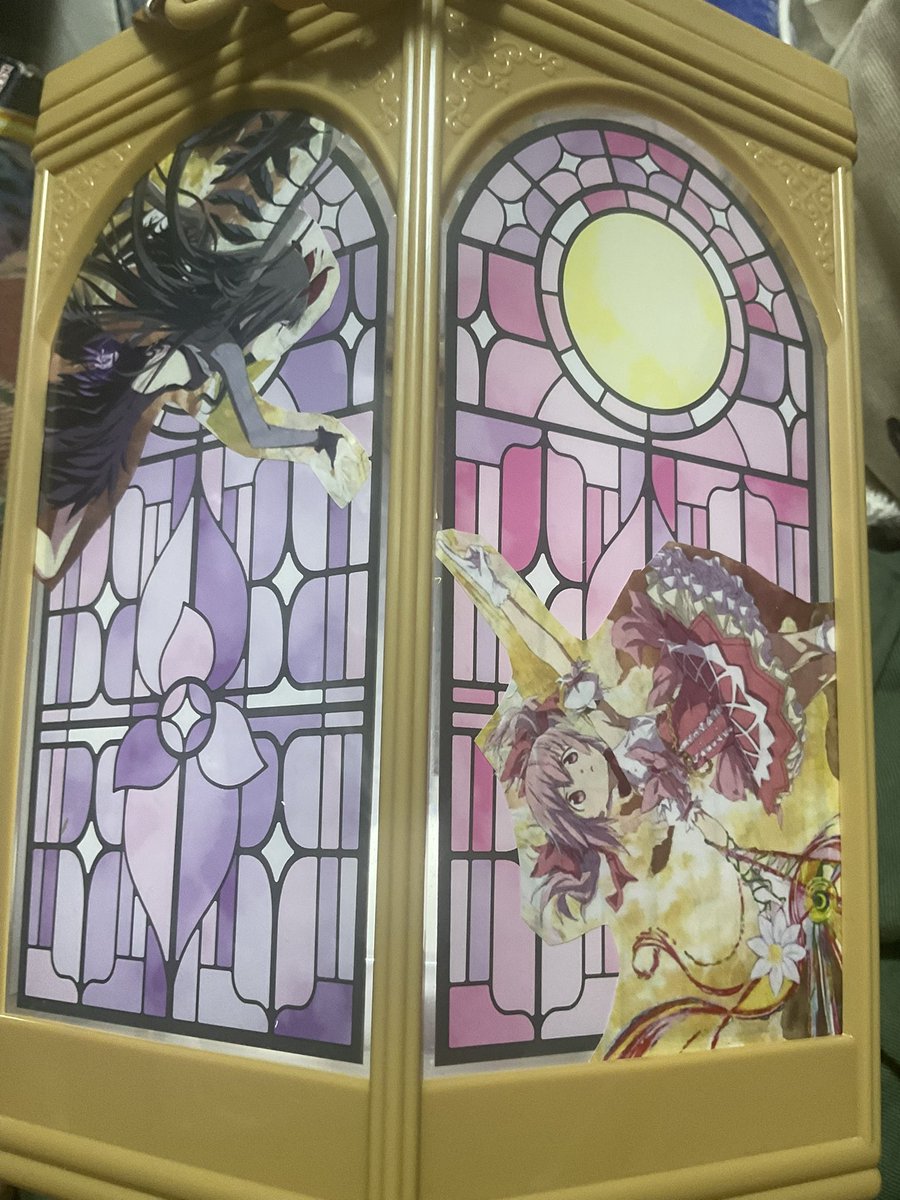maronissei's tweet photo. やっと自分だけのポップコーンBOX完成〜
ステンドグラスの良さを残しつつ
外側がプリントだったので
アクリル板をつけて補強もしました〜
こっちの方ではワルプルギスが濃くしましたが
ポスターの方に足した方は色々いじって見たら
奇跡的にすごくよくなりました〜
iPadのカバーにしよう〜
#まどマギ https://t.co/xm5nlwWL0X