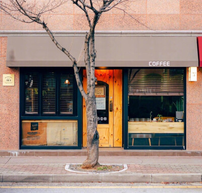 tinyc826269's tweet photo. Quick snap from the city block—golden hour light hitting random storefronts, makes the ordinary feel nice. https://t.co/2tFn5z0jti