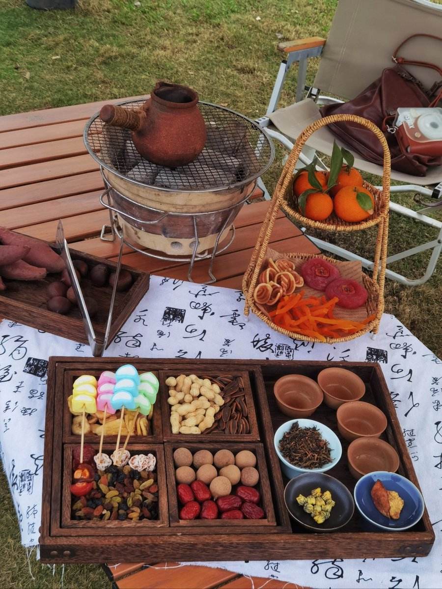 KymMigliacji's tweet photo. Just left a plate of warm homemade chocolate chip cookies on my neighbor’s porch with a note saying “Happy Monday!” Came back 10 mins later to find a bag of fresh picked peaches waiting for me. Love this neighborhood vibe so much!， https://t.co/DPoxrEmRJt