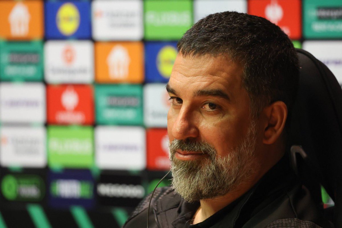 darkwebhaber's tweet photo. Ümit Özat: "Arda Turan konusunu kapatın abi...Arda Turan, Türkiye'ye dönmez!

Arda Turan, Okan Buruk milli takıma giderse Galatasaray'a gelir.

Diego Simeone bırakırsa Atletico'ya geçer. Eğer öyle bir ihtimal yoksa Galatasaray'a gelir. 

Niye gelsin ya bu kavganın, bu hengamenin içine ya? Deli mi öptü abi adamı ya?"