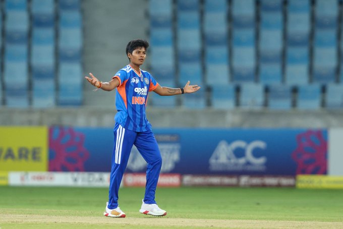 EARLY SETBACK FOR THE DEFENDING CHAMPIONS! Imesha Dulani is dismissed for 4 as Kranti Gaud strikes.