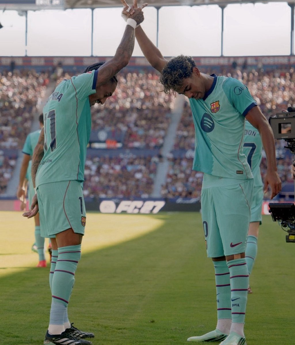 KalshiFC's tweet photo. 🚨📊| Raphinha and Lamine Yamal are the best duo in the world right now. 🔵🔴

🏟️ 6 Matches 
⚽️ 15 Goals
🅰️ 5 Assists https://t.co/2vauFyO1dJ