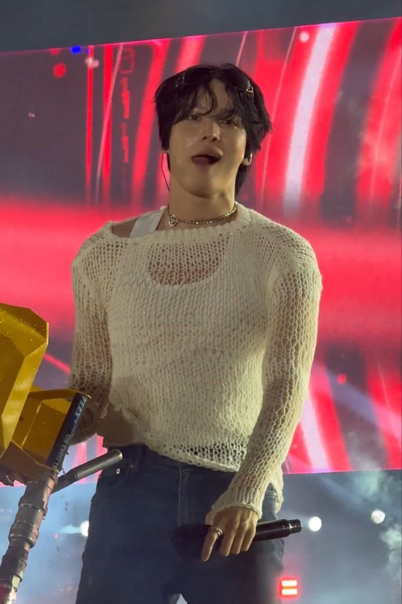 yunwnter's tweet photo. why are atinys only realising yunho is big when he’s wearing something tight or something a bit revealing... like he’s BEEN big yall and he is literally 6’1 = 186 tall are you kidding me?.. https://t.co/xTbtGGbAgH