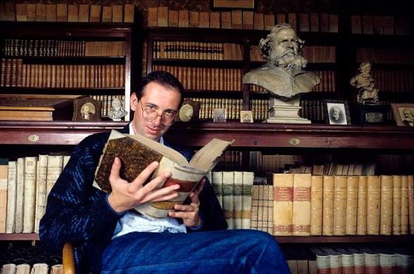 PilloleCult's tweet photo. Oggi uniamo almanacco Cult e #libricult per ricordare la nascita, nel 1955 a Correggio, del grande #PierVittorioTondelli .
Una delle voce più significative e originali di quella splendida stagione letteraria e artistica che furono gli anni a cavallo fra la fine dei Settanta e quella degli Ottanta.
Altri libertini, Pao Pao, Camere separate e Un weekend postmoderno sono i titoli che amiamo di più.
E i vostri, #cultisti ?
@pillolerock