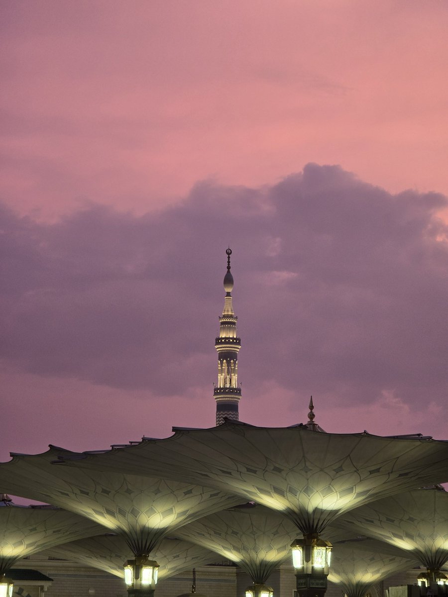 sukkaryeater's tweet photo. The sunsets again... no words can do it justice

#madinah https://t.co/eptcFGtaw4