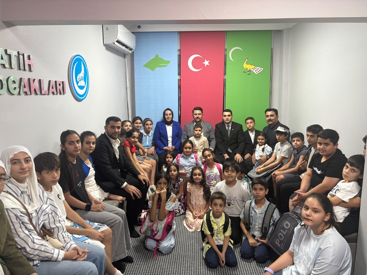 Aalparslandogan's tweet photo. Ülkü Ocakları Fatih İlçe Başkanlığımızın faaliyete geçen yeni hizmet binasını ziyaret ederek, pazartesi günü ilk kez okul sıralarıyla buluşacak kardeşlerimizle bir araya geldik.

Minik yavrularımıza yeni eğitim-öğretim hayatlarında başarılar diliyor; her birinin gözlerindeki umut ve heyecanın daim olmasını temenni ediyoruz.🇹🇷