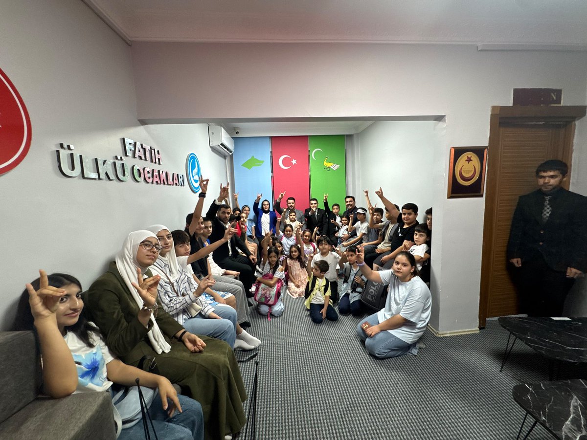 Aalparslandogan's tweet photo. Ülkü Ocakları Fatih İlçe Başkanlığımızın faaliyete geçen yeni hizmet binasını ziyaret ederek, pazartesi günü ilk kez okul sıralarıyla buluşacak kardeşlerimizle bir araya geldik.

Minik yavrularımıza yeni eğitim-öğretim hayatlarında başarılar diliyor; her birinin gözlerindeki umut ve heyecanın daim olmasını temenni ediyoruz.🇹🇷