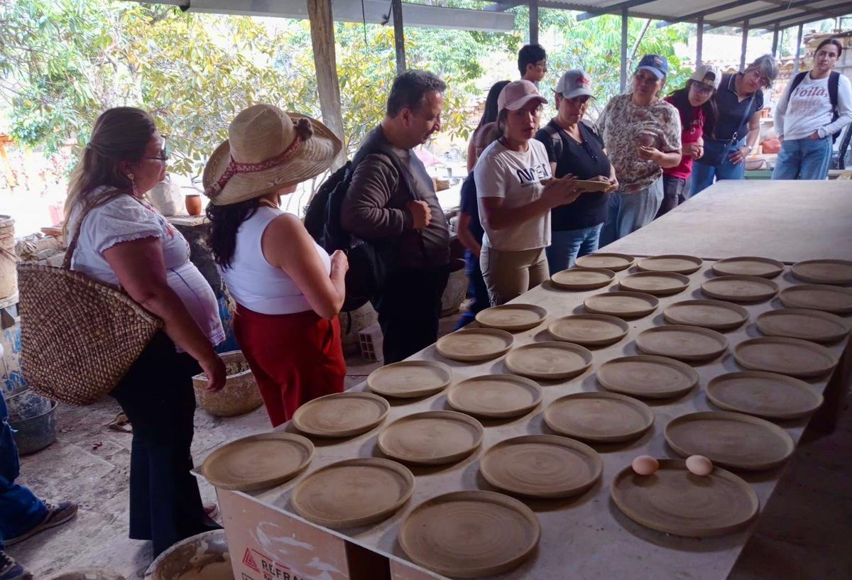 AlcaldiadeSopo's tweet photo. 🏺 El arte de la cerámica también se aprende viviendo la tradición.

Participantes de ESFORMA vivieron una experiencia pedagógica en Ráquira, Boyacá, donde conocieron de cerca el oficio alfarero y aprendieron junto a maestros ceramistas. https://t.co/xPYs5X3S3v