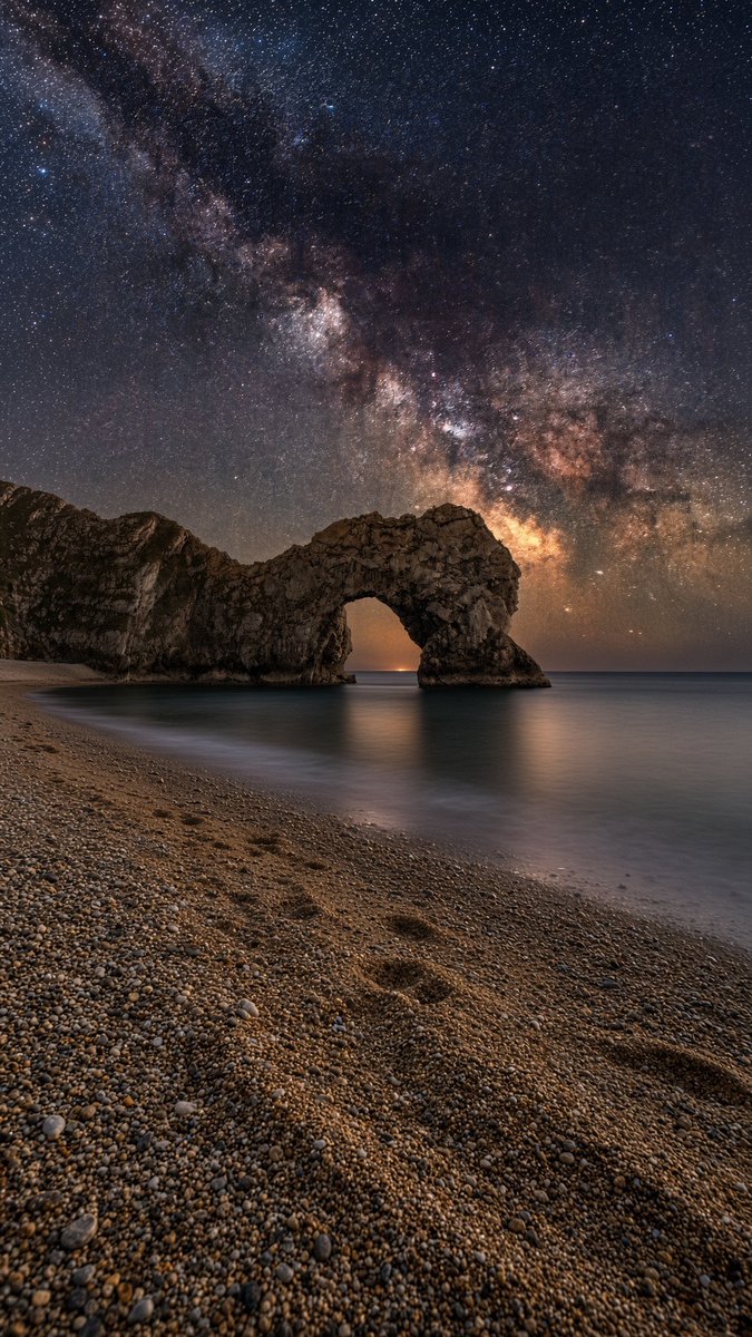 MattPinner_'s tweet photo. Before I go to bed, I thought I would post a photo that I’m super proud of.

I really hope you can all appreciate this as much as me! 

Location is Durdle door in the UK under our Milky Way 🌌 

Hope you like it 🙏 https://t.co/pnf7bEw31o