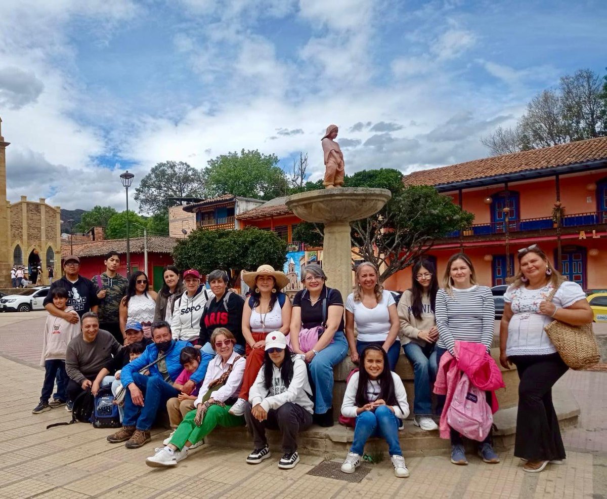 AlcaldiadeSopo's tweet photo. 🏺 El arte de la cerámica también se aprende viviendo la tradición.

Participantes de ESFORMA vivieron una experiencia pedagógica en Ráquira, Boyacá, donde conocieron de cerca el oficio alfarero y aprendieron junto a maestros ceramistas. https://t.co/xPYs5X3S3v