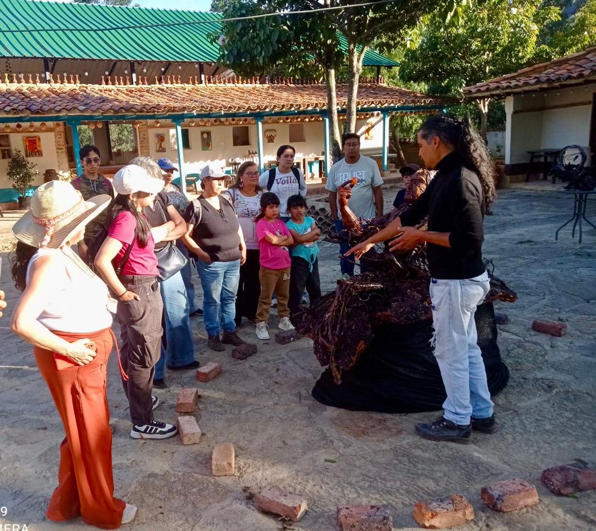 AlcaldiadeSopo's tweet photo. 🏺 El arte de la cerámica también se aprende viviendo la tradición.

Participantes de ESFORMA vivieron una experiencia pedagógica en Ráquira, Boyacá, donde conocieron de cerca el oficio alfarero y aprendieron junto a maestros ceramistas. https://t.co/xPYs5X3S3v