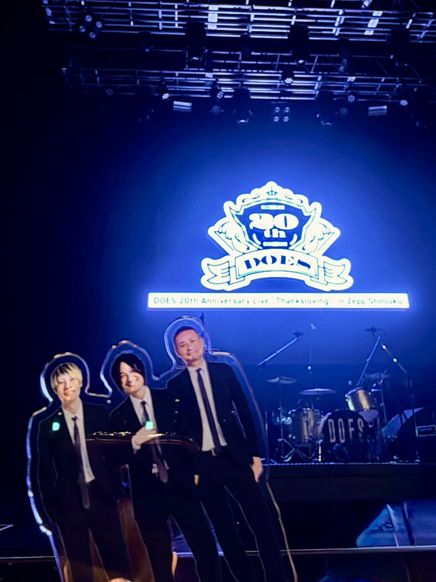 3nkk26's tweet photo. DOESデビュー20周年記念、Thanksloving!へ🤘
16年前、中学生のわたしにロックを教えてくれたDOES。
どの曲を聴いても思い出が蘇り、中でもロックンロールが死んで、では10周年ライブを思い出し思わず涙した。
新曲を聴けて、20周年をお祝い出来ている喜び。
これからも今を生きていたい。
#DOES20th https://t.co/cNzEy5oX0E