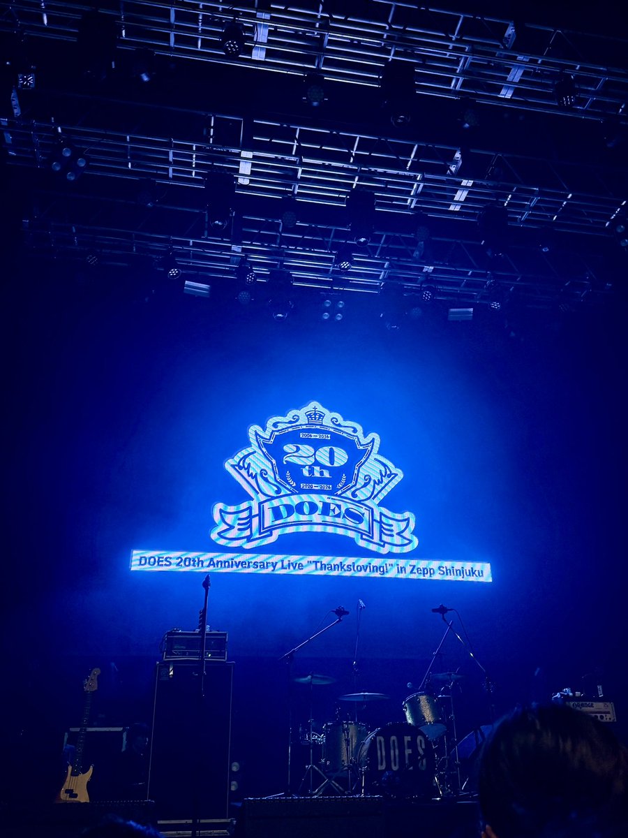 3nkk26's tweet photo. DOESデビュー20周年記念、Thanksloving!へ🤘
16年前、中学生のわたしにロックを教えてくれたDOES。
どの曲を聴いても思い出が蘇り、中でもロックンロールが死んで、では10周年ライブを思い出し思わず涙した。
新曲を聴けて、20周年をお祝い出来ている喜び。
これからも今を生きていたい。
#DOES20th https://t.co/cNzEy5oX0E