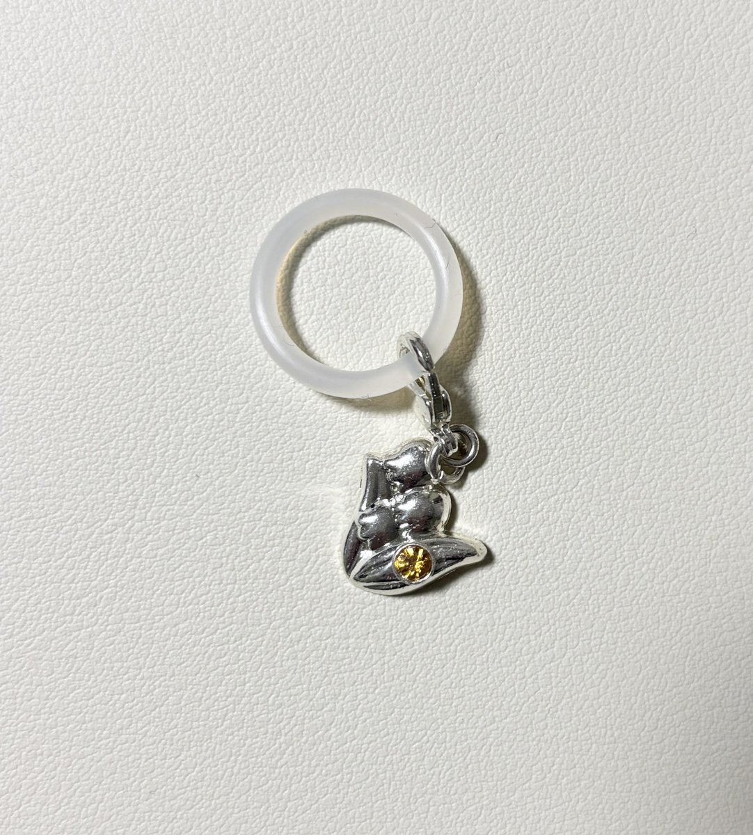 morinosanpo1582's tweet photo. 家にあるチャームエンジェルのチャームを、輪っかにつけたらめじるしアクセサリーになるのでは？と思いつけてみました。傘につけたら錆びそう…？何かで出ないかなぁ(そんな予定はない)
りんりんすずらんちゃん♪ https://t.co/YCOb1HSFLQ