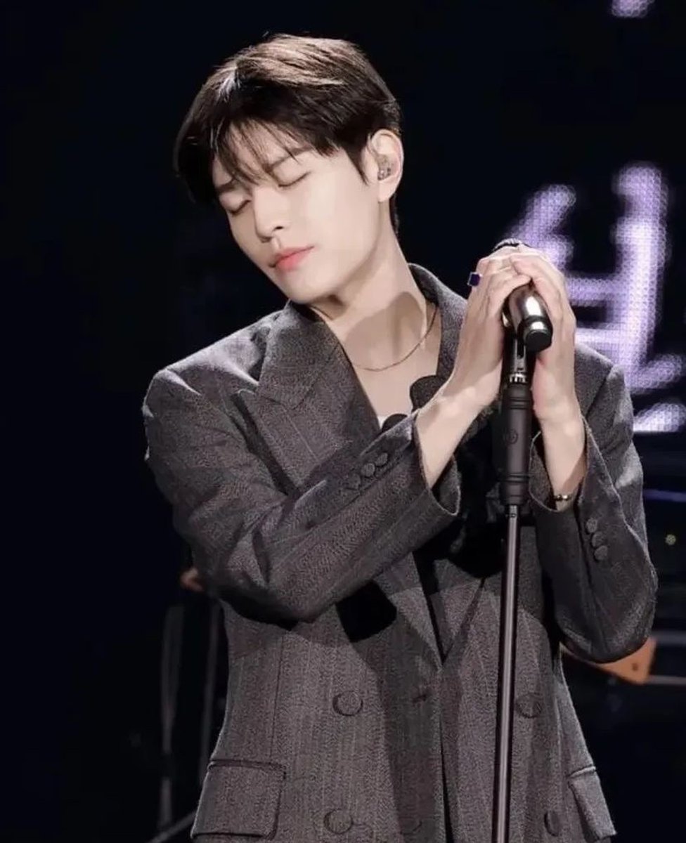 quillsevngiepen's tweet photo. 🐶🐿️

'monster rookie j.0ne is projected to dethrone the nation's soloist, kim sevngmn for best male artist at the upcoming ABA awards,' or someth like that, are written all over the tabloids.

sevngmn thinks it's to be expected—the rookie have been breaking records + https://t.co/mVZY8h7tRE
