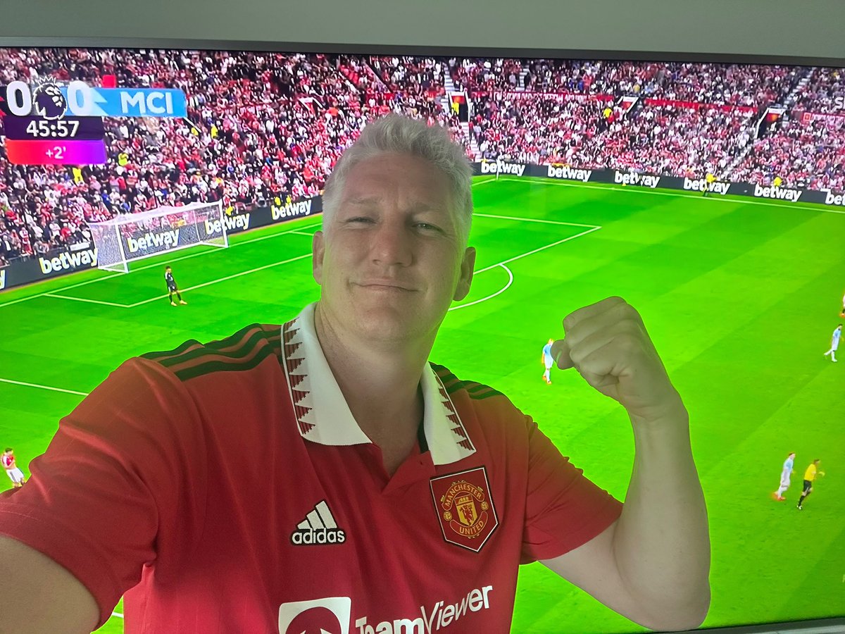BSchweinsteiger's tweet photo. Let’s do it in the second half! Come on @ManUtd 💪🏼 https://t.co/aSml0YFysm