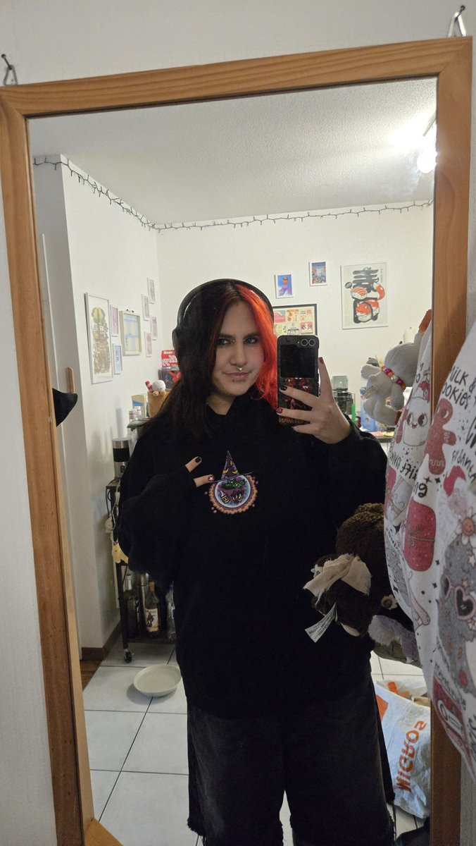 21SPlDEY's tweet photo. intro for new friends🫶🏻

name: celia
age: 26
lane: tyler 
from: switzerland / france
show count: 2
album: breach / trench
song: center mass / morph / backslide / friend, please https://t.co/SaJCQ5rWaF