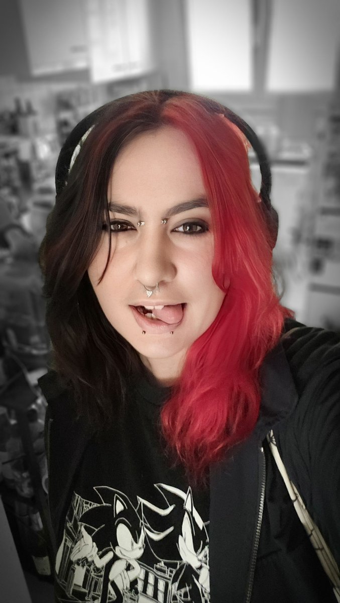 21SPlDEY's tweet photo. intro for new friends🫶🏻

name: celia
age: 26
lane: tyler 
from: switzerland / france
show count: 2
album: breach / trench
song: center mass / morph / backslide / friend, please https://t.co/SaJCQ5rWaF