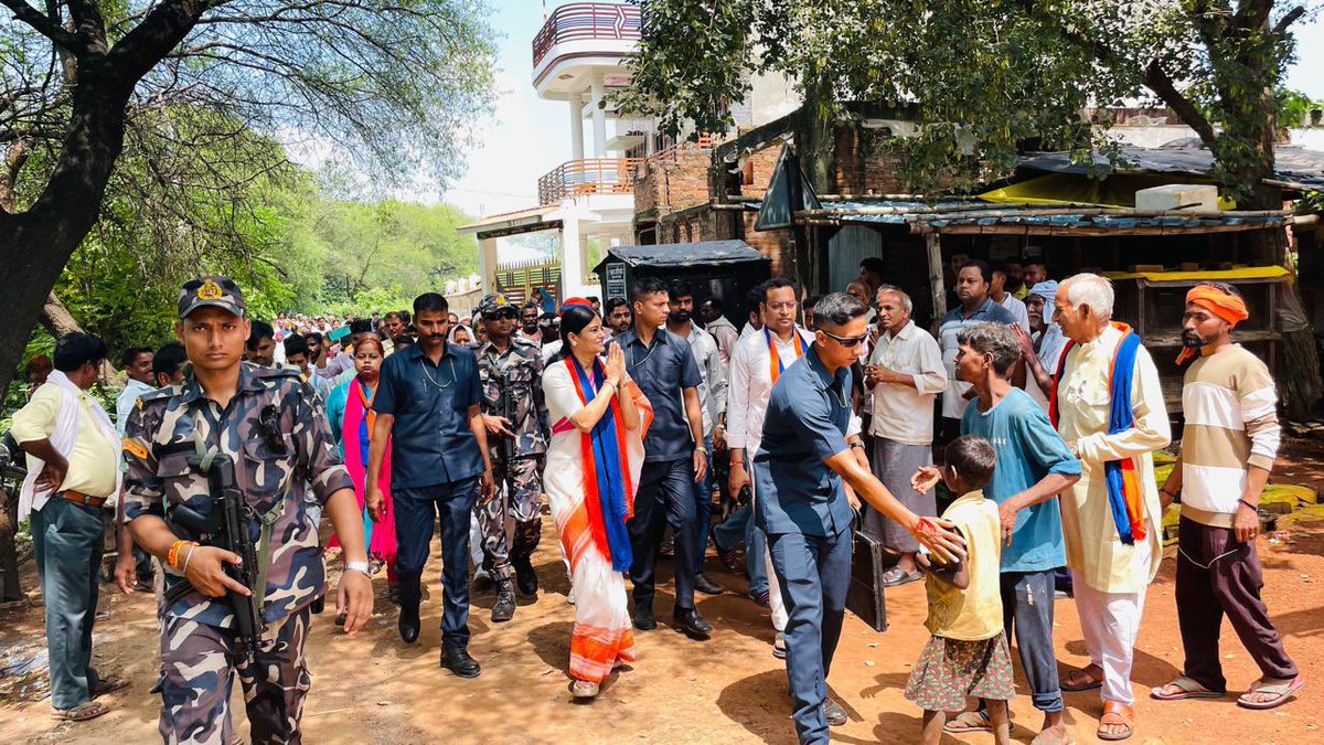 AnupriyaSPatel's tweet photo. कल ग्राम-रामपुर 38, राजगढ़, तहसील-मडिहान, मीरजापुर में रेलवे अण्डरपास की मॉंग को लेकर ग्रामीणों ने विरोध प्रदर्शन किया था । इस मामले की जानकारी मिलने पर आज ग्रामीणों से मिलकर उनकी समस्या को सुना तथा स्थलीय जायज़ा भी लिया।इस समस्या के निराकरण हेतु हर संभव प्रयास किया जाएगा । https://t.co/p8bpJtm9DK