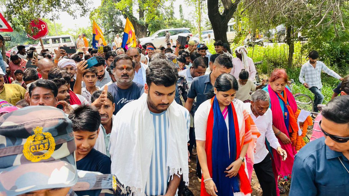 AnupriyaSPatel's tweet photo. कल ग्राम-रामपुर 38, राजगढ़, तहसील-मडिहान, मीरजापुर में रेलवे अण्डरपास की मॉंग को लेकर ग्रामीणों ने विरोध प्रदर्शन किया था । इस मामले की जानकारी मिलने पर आज ग्रामीणों से मिलकर उनकी समस्या को सुना तथा स्थलीय जायज़ा भी लिया।इस समस्या के निराकरण हेतु हर संभव प्रयास किया जाएगा । https://t.co/p8bpJtm9DK