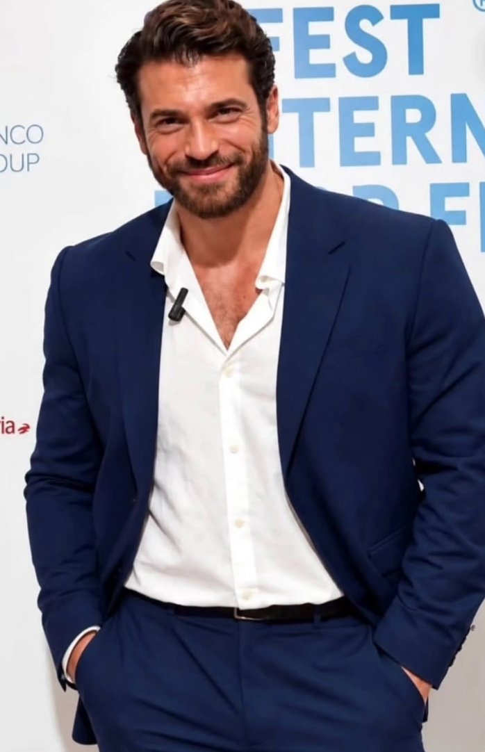 Qui_solo_relax's tweet photo. È talmente spontaneo,genuino!Lo ascolti e capisco subito che l'uomo e l'artista coincidono.Niente brutte sorprese,non ha una "faccia" da usare in pubblico e una diversa nel privato.Molti altri invece sono bravissimi attori ma pessime persone #CanYaman https://t.co/kosUbl4MgO