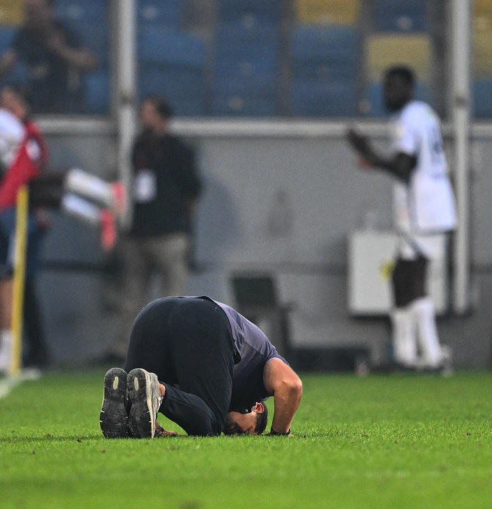 futbolarena's tweet photo. 90+4'te gelen galibiyet sonrası Emre Belözoğlu'ndan secde. https://t.co/BS9qDLA1cR