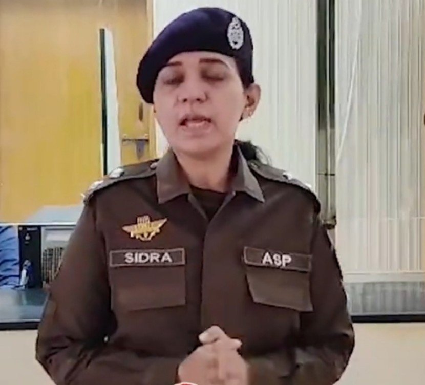 Skiper786's tweet photo. مریم نواز کی چہیتی خدا کا خوف کرو اشتیاق بھائی کے یتیم بچوں کو تو بخش دو انکی فیملی کو کیوں سول کپڑوں میں بندے بھیج کر دھمکا رہی ہو 

ایسے کرپٹ پولیس آفیسر کو بےنقاب کریں انصافیوں سوشل میڈیا پر،،،
@KhanSydrah https://t.co/3iNhGIs5JN